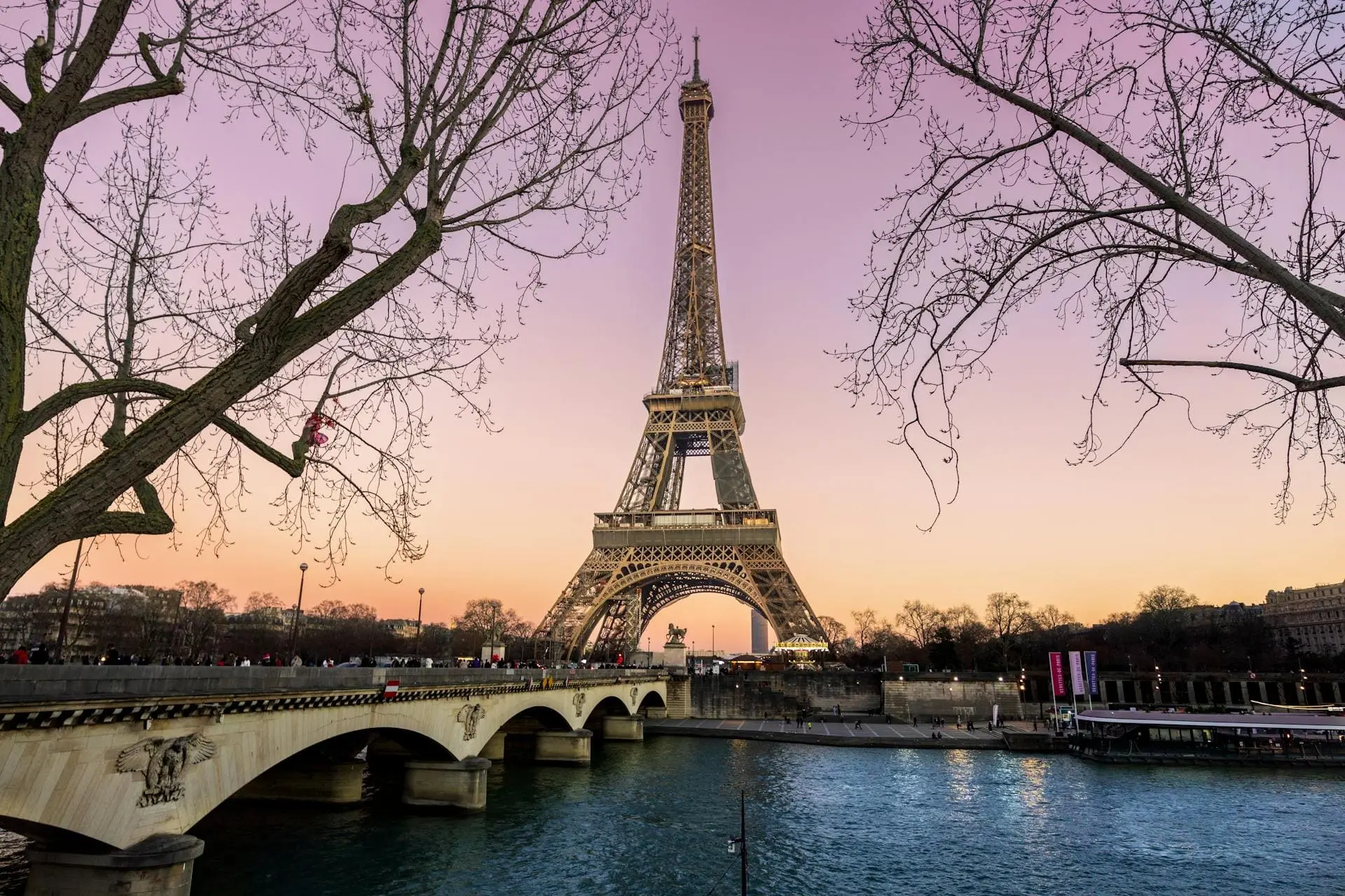 La icónica Torre Eiffel brillando en París, Francia